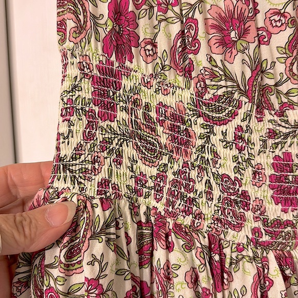 Patrons of peace~ Paisley and floral print with colors of sage and pinks.Size M - Picture 7 of 9